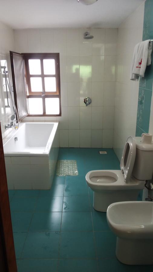 White Horse Inn Kabale Екстериор снимка