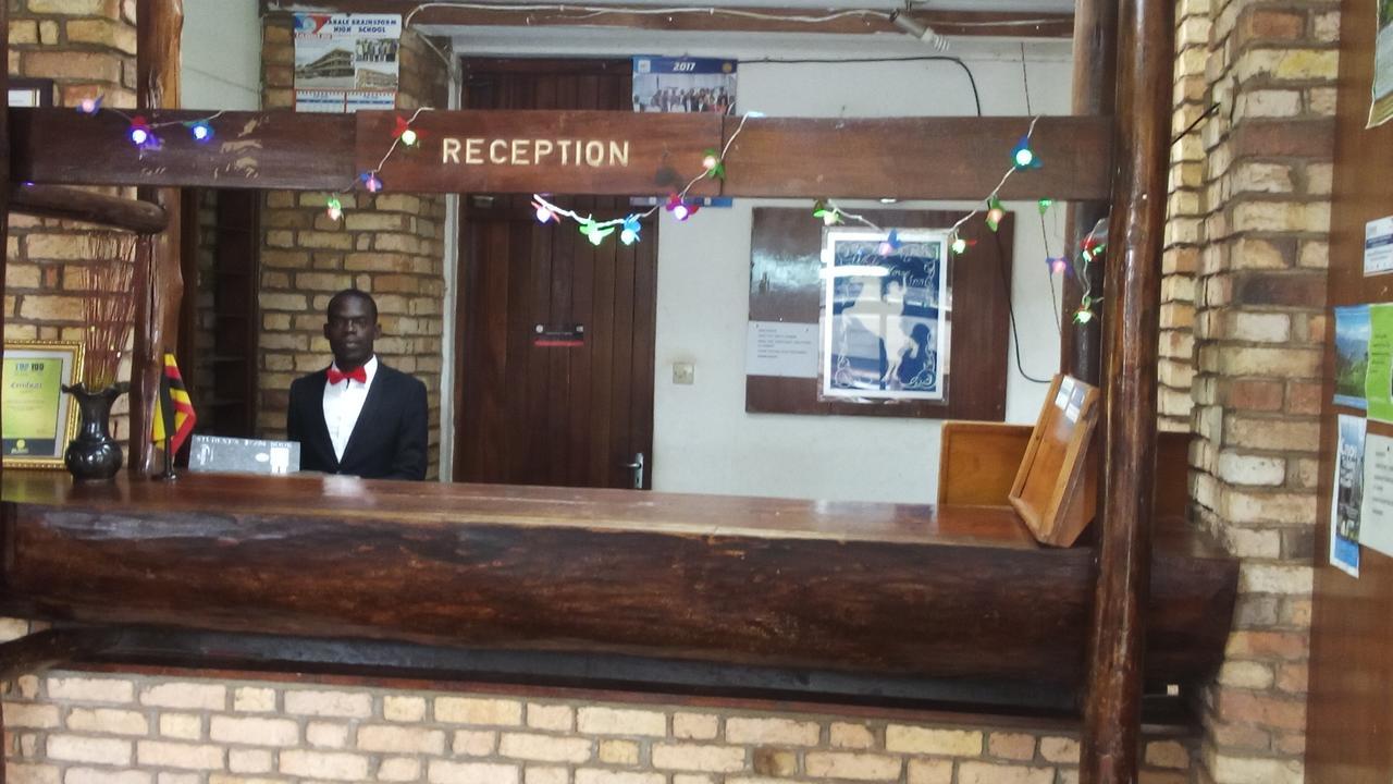 White Horse Inn Kabale Екстериор снимка